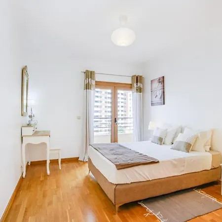 Seu Refugio Perfeito * Famoes (Lisbon)