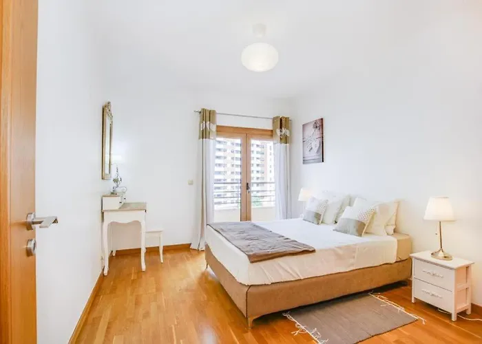 Seu Refugio Perfeito * Famoes (Lisbon)